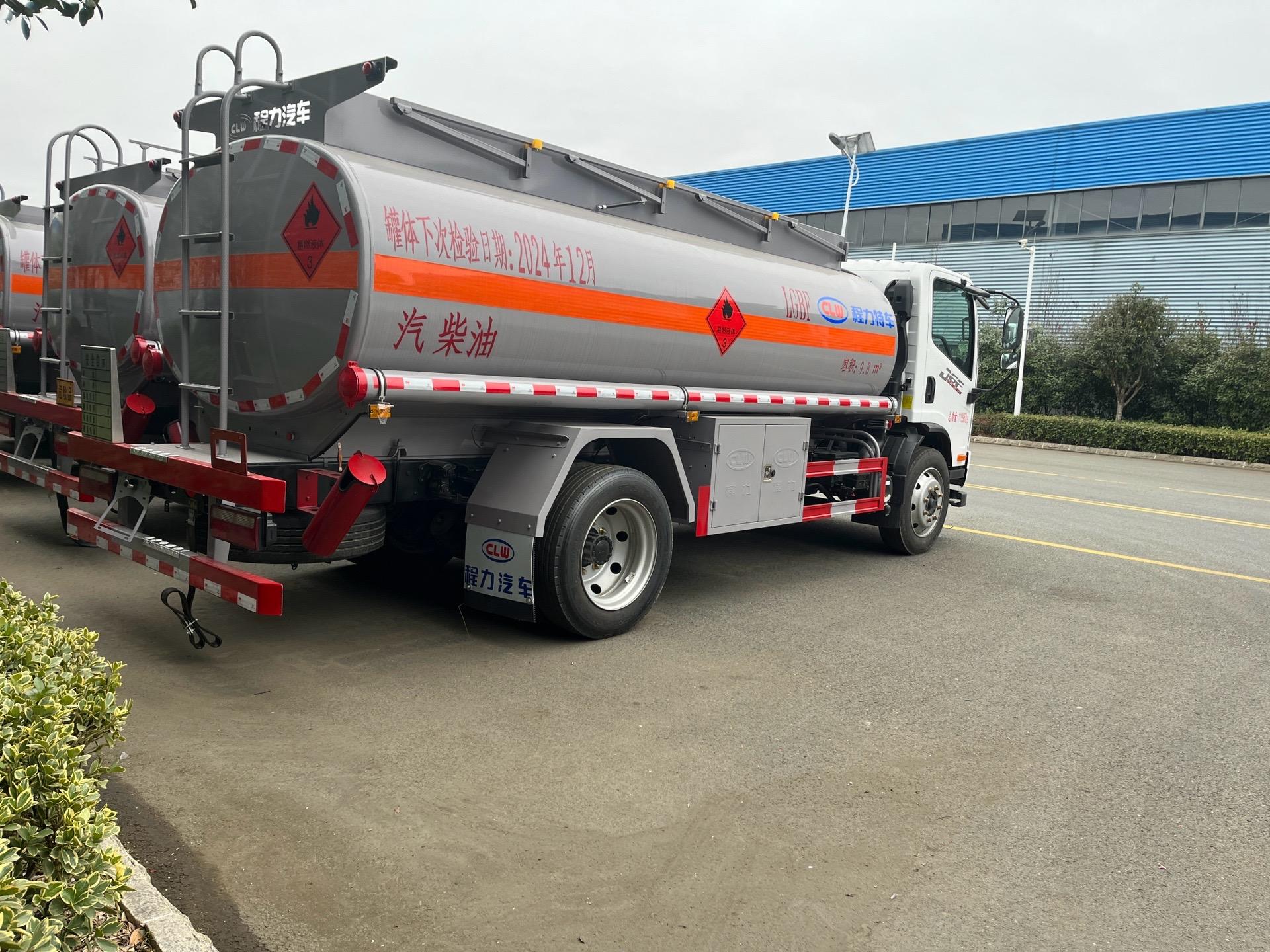 八年實戰錘煉 程力牌CL5121GYY6BWG型8噸運油車詳解，助力物流運輸提質增效